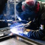 Jak wybrać odpowiednią metodę łączenia metali: spawanie, nitowanie czy śruby?