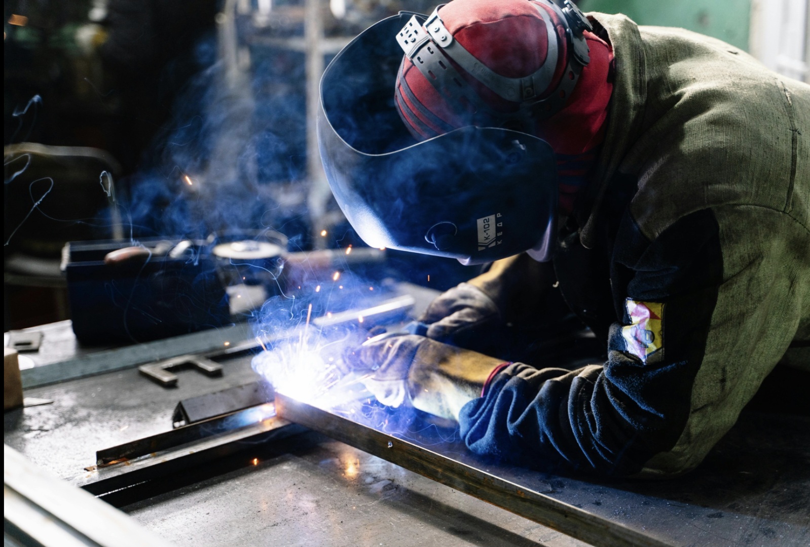 Jak wybrać odpowiednią metodę łączenia metali: spawanie, nitowanie czy śruby?