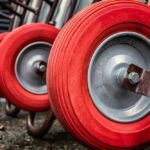 Jaki serwis wózków do pracy w trudnych warunkach zapewni niezawodność i efektywność?
